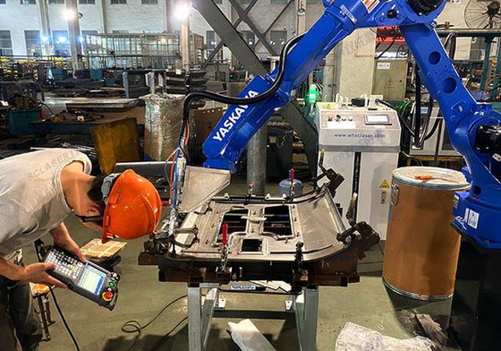 Macchina automatica di taglio laser a fibra con braccio robot manipolatore a 6 assi Yaskawa