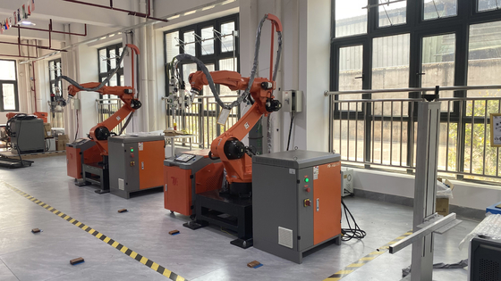 Macchina di saldatura automatica a laser a fibra su misura con braccio robotico a 6 assi certificata CE