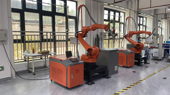 Macchina di saldatura automatica a laser a fibra su misura con braccio robotico a 6 assi certificata CE