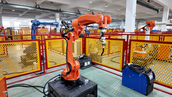 6 Assi Braccio Robot Automatico Fibra 3D Laser Cutting Machine per lampadari in acciaio inossidabile Automobile Sheet Metal