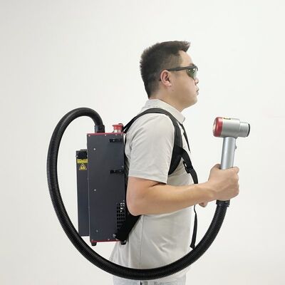 Macchina per la pulizia laser a zaino da 200 W, apparecchiatura portatile per la pulizia laser a impulsi per il trattamento superficiale dei metalli