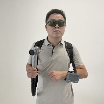 Macchina per pulizia laser a impulsi da 300 W per zaino, rimozione di ruggine e vernice portatile con opzione batteria