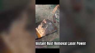 Video di una macchina per la pulizia laser che rimuove la ruggine